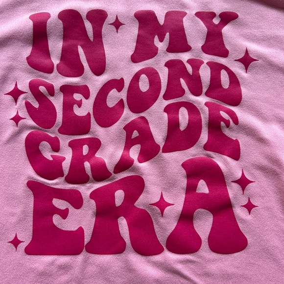 🎀 ✏️📚“In My Second Grade Era” Pink Tee – Size 130 (US 7/8) 🎀📚✏️ - Picture 2 of 5